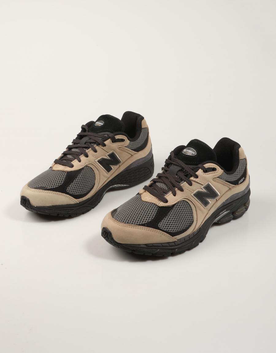 ZAPATILLAS NEW BALANCE M2002 en color Beige