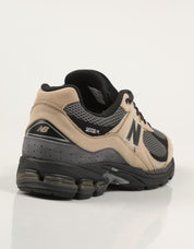ZAPATILLAS NEW BALANCE M2002 en color Beige