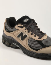 ZAPATILLAS NEW BALANCE M2002 en color Beige