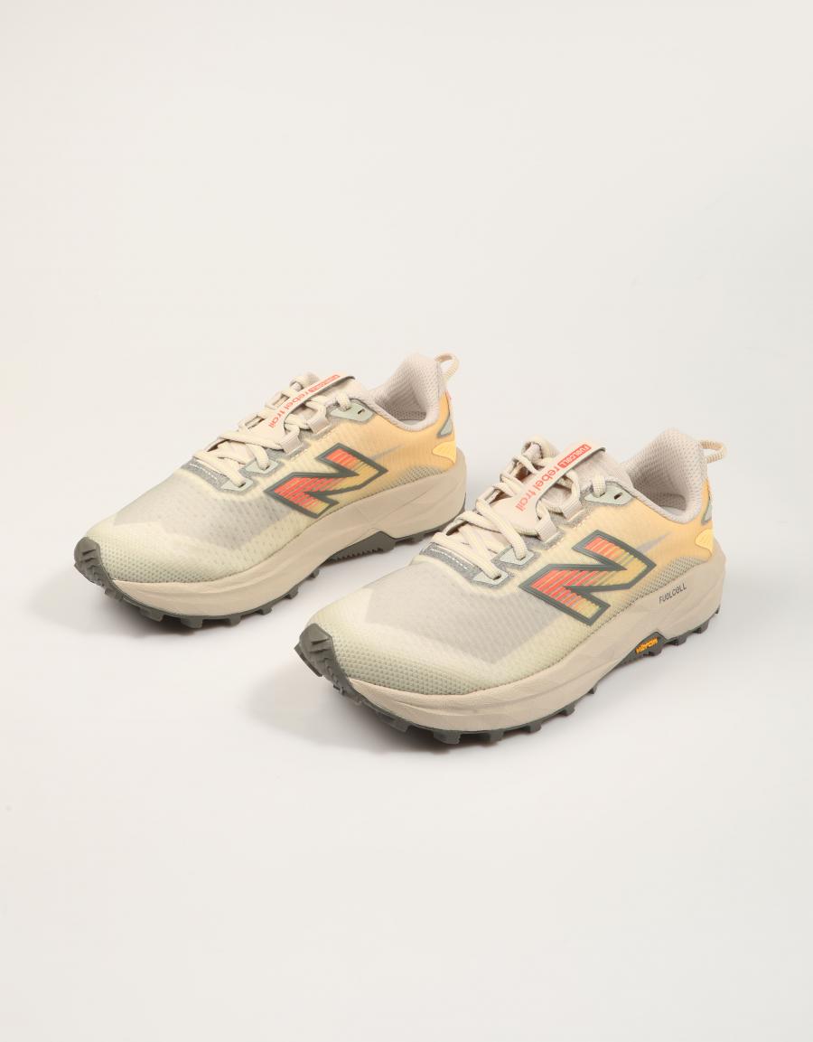 ZAPATILLAS NEW BALANCE WRBT en color Beige