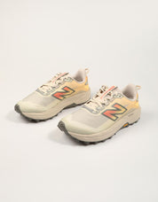 ZAPATILLAS NEW BALANCE WRBT en color Beige