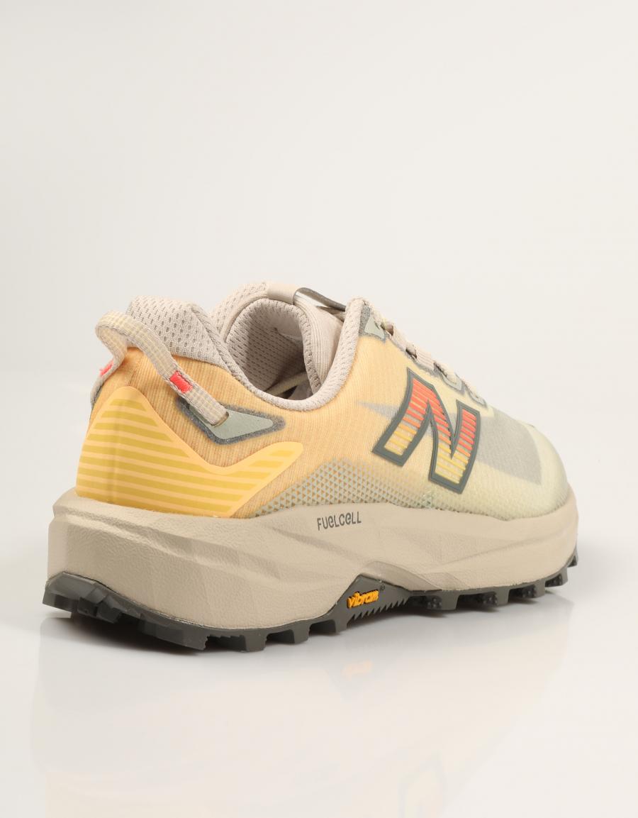 ZAPATILLAS NEW BALANCE WRBT en color Beige