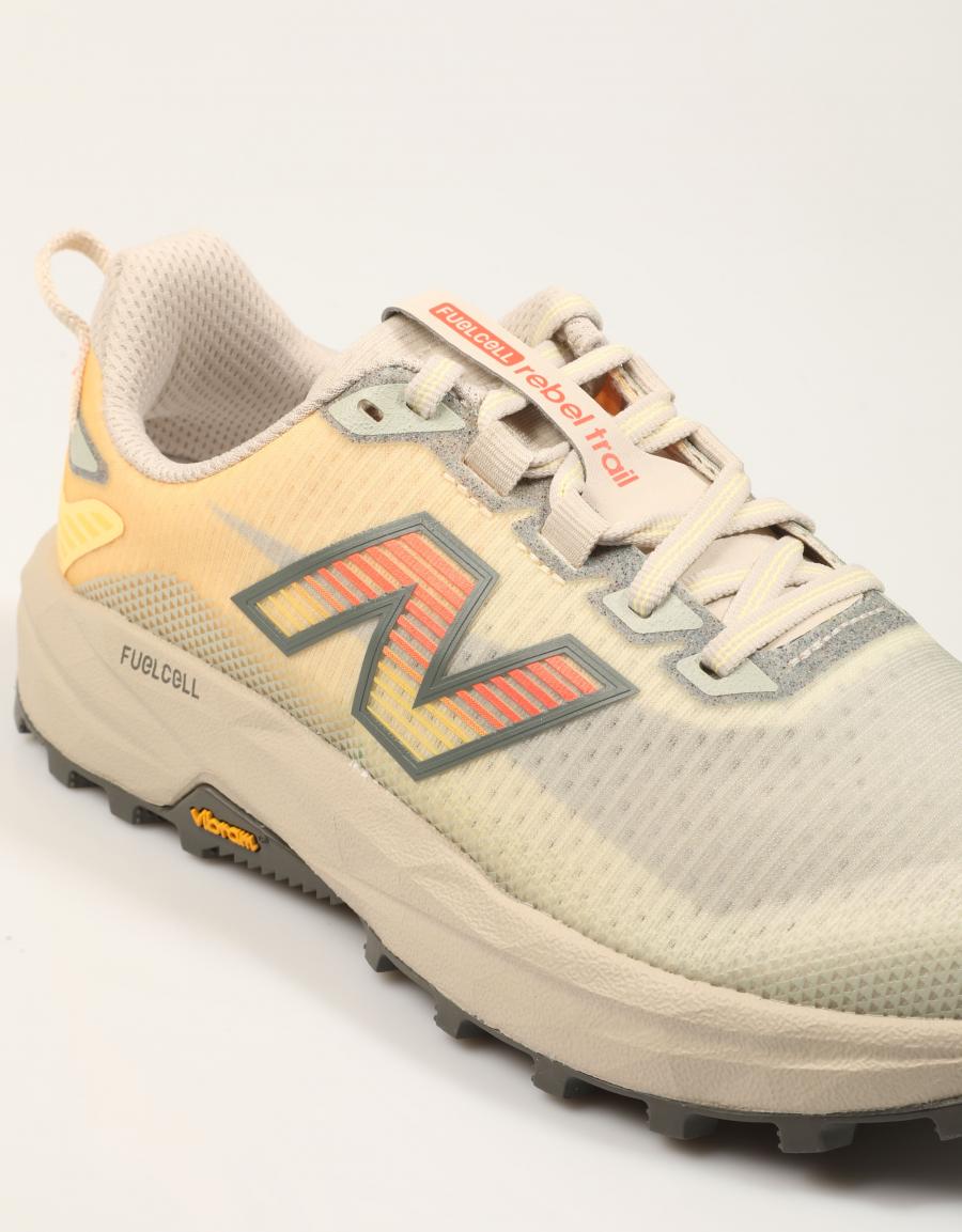 ZAPATILLAS NEW BALANCE WRBT en color Beige