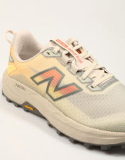 ZAPATILLAS NEW BALANCE WRBT en color Beige