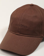 GORRA CALVIN KLEIN LOGO EMBROIDERY BASEBALL CAP ASI en color Marron