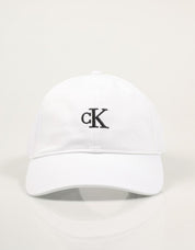 GORRA CALVIN KLEIN MONOGRAM EMBROIDERY BASEBALL CAP en color Blanco