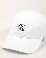 GORRA CALVIN KLEIN MONOGRAM EMBROIDERY BASEBALL CAP en color Blanco