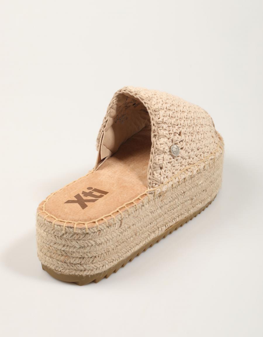 SANDALIAS XTI 145079 en color Beige