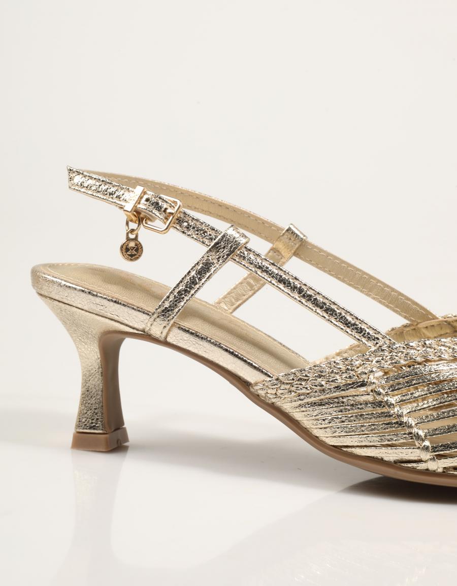 SANDALIAS XTI SLIM BACK ORO 145301 en color Oro