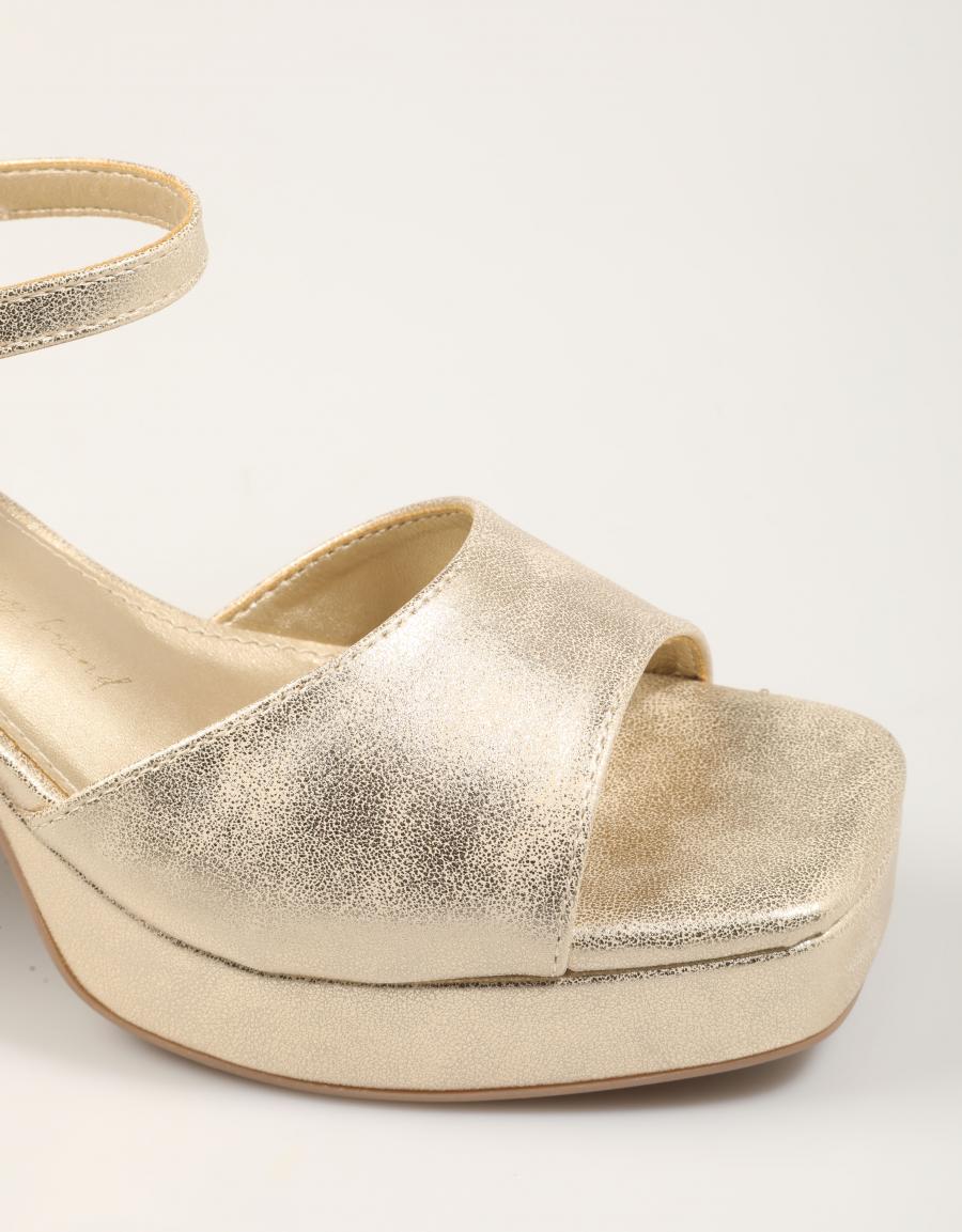 SANDALIAS XTI SANDALIA ORO 141471 en color Oro