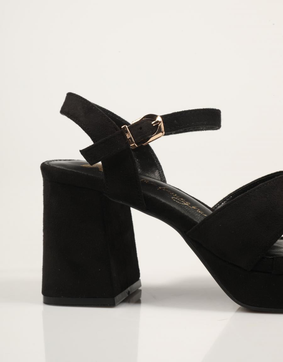 SANDALIAS XTI SANDALIA NEGRO 145288 en color Negro