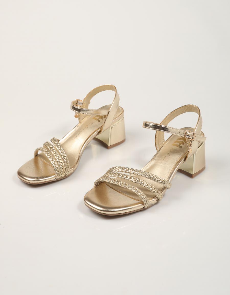 SANDALIAS XTI SANDALIA ORO 145439 en color Oro