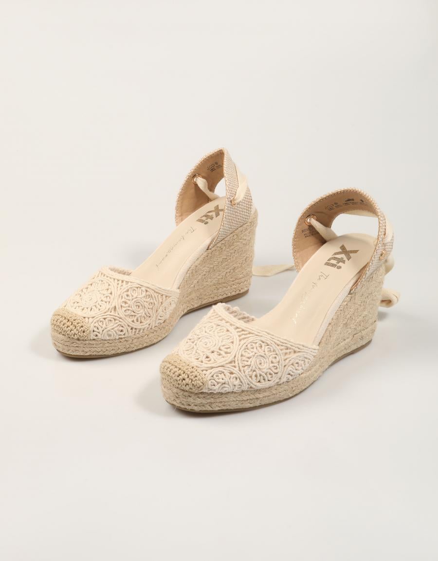 ESPARDEÑAS XTI CUÑA TEX BEIGE en color Beige