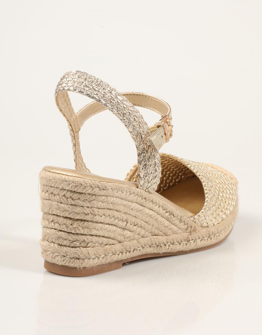 ESPARDEÑAS XTI CUÑA TRENZADO ORO en color Oro