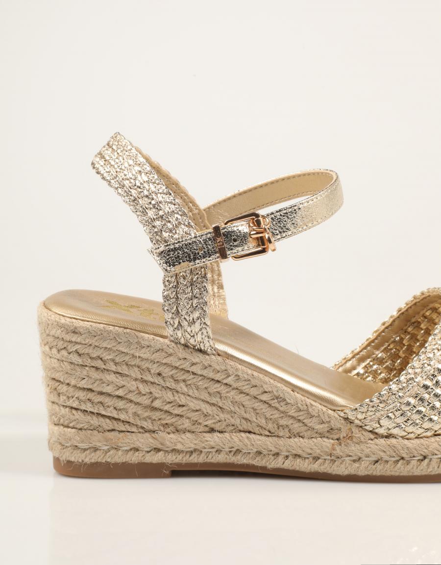 ESPARDEÑAS XTI CUÑA TRENZADO ORO en color Oro