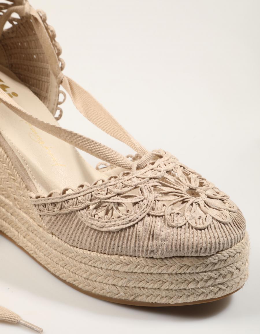 ESPARDEÑAS XTI CUÑA TEX BEIGE en color Beige