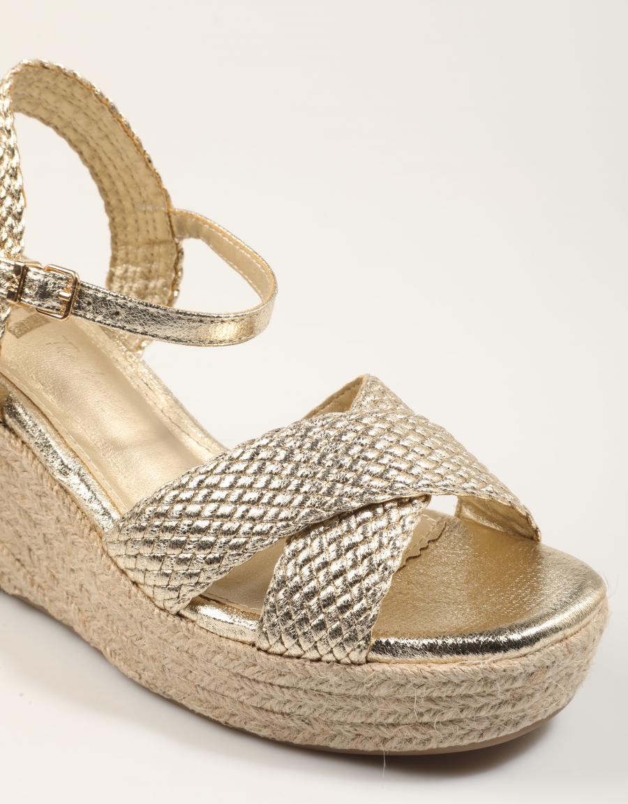 SANDALIAS XTI SANDALIA TEX ORO en color Oro