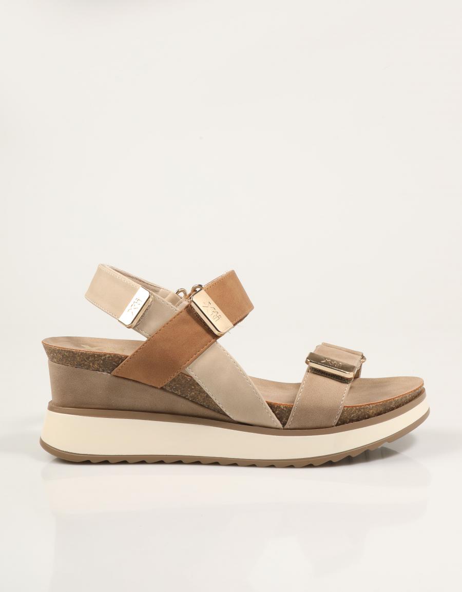 SANDALIAS XTI SANDALIA CUÑA BEIGE en color Marron