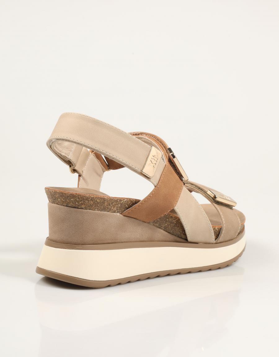 SANDALIAS XTI SANDALIA CUÑA BEIGE en color Marron