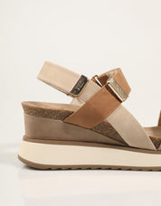 SANDALIAS XTI SANDALIA CUÑA BEIGE en color Marron