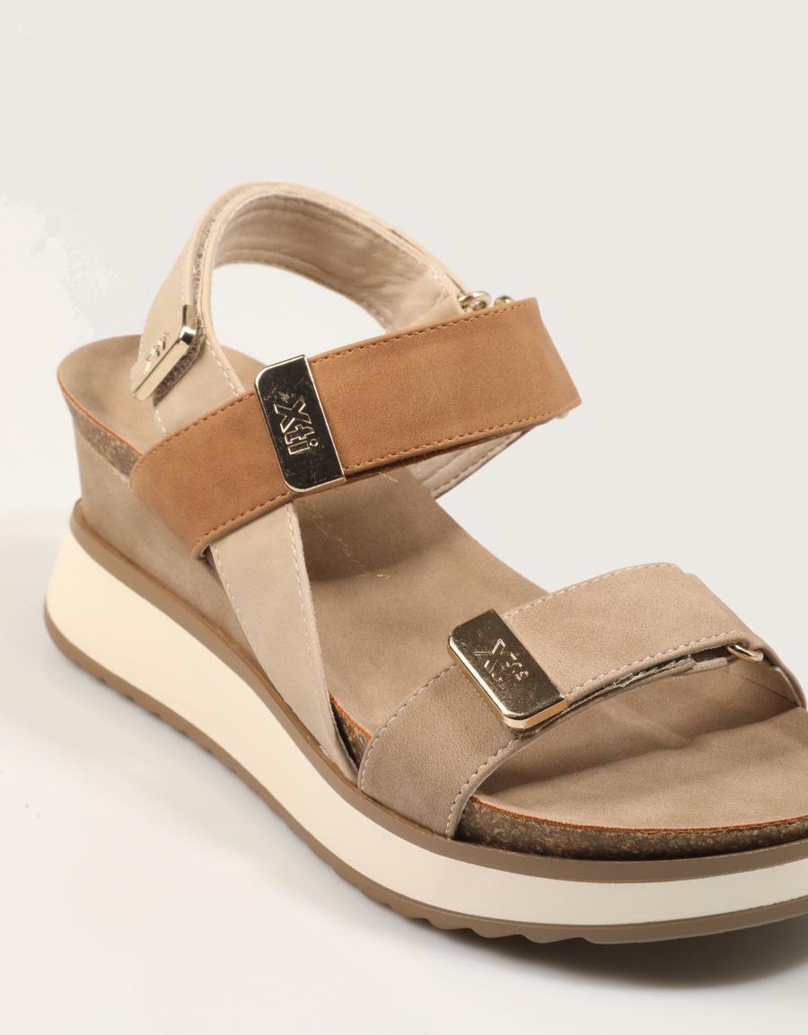 SANDALIAS XTI SANDALIA CUÑA BEIGE en color Marron
