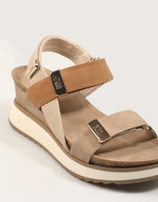 SANDALIAS XTI SANDALIA CUÑA BEIGE en color Marron