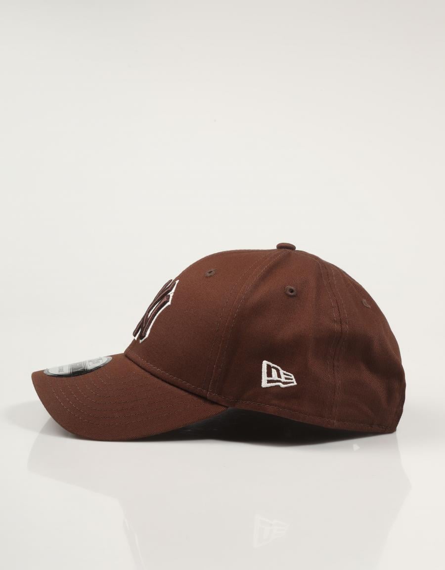 GORRA NEW ERA OUTLINE 9FORTY en color Marron