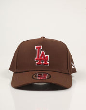 GORRA NEW ERA OUTLINE SCRIPT E-FRAME en color Marron