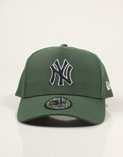 GORRA NEW ERA OUTLINE SCRIPT E-FRAME en color Verde