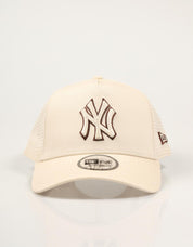 GORRA NEW ERA OUTLINE TRUCKER en color Beige