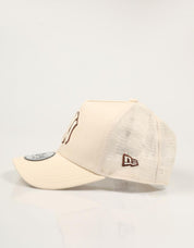 GORRA NEW ERA OUTLINE TRUCKER en color Beige