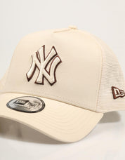 GORRA NEW ERA OUTLINE TRUCKER en color Beige