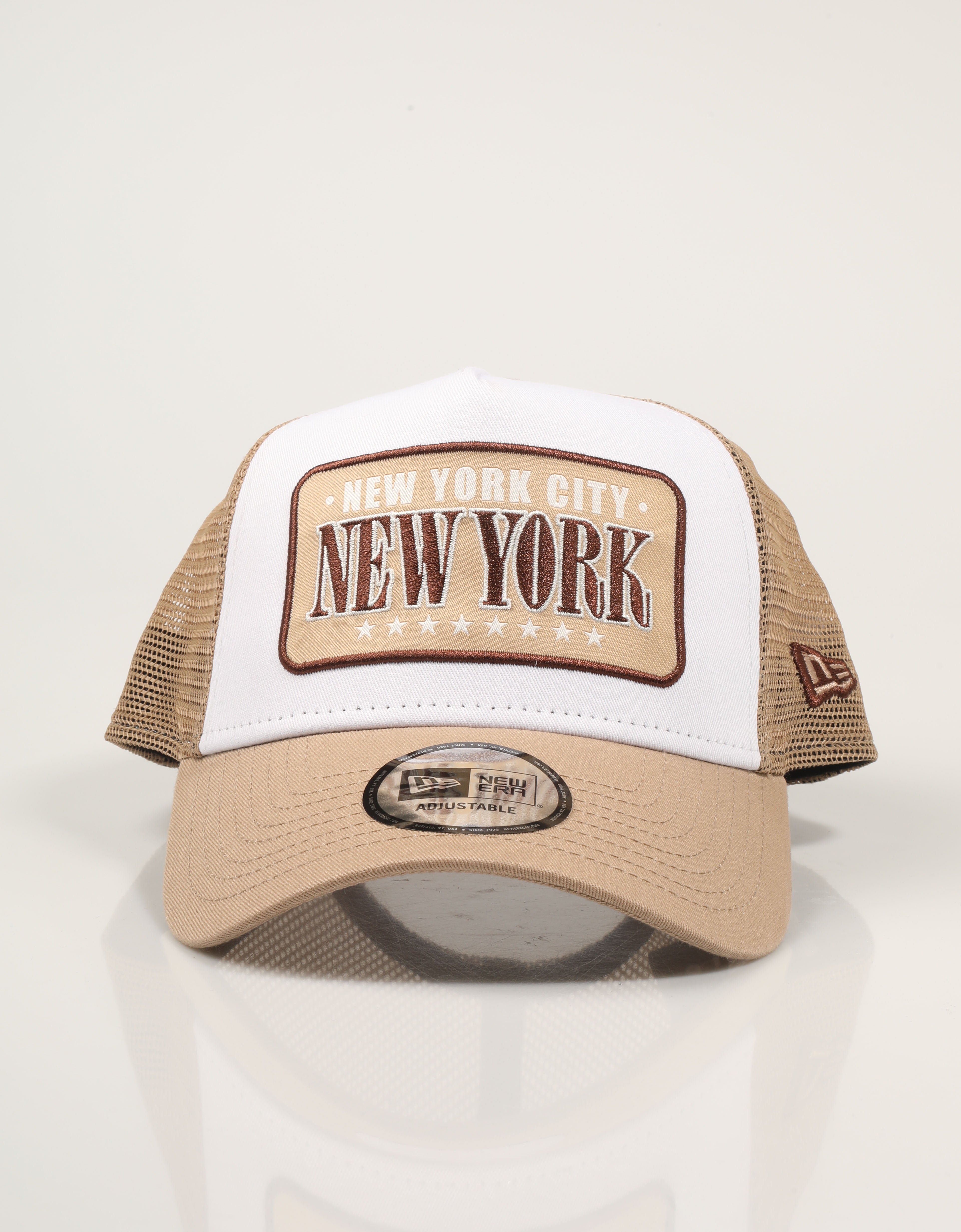 GORRA NEW ERA LOCATION PATCH TRUCKER en color Beige