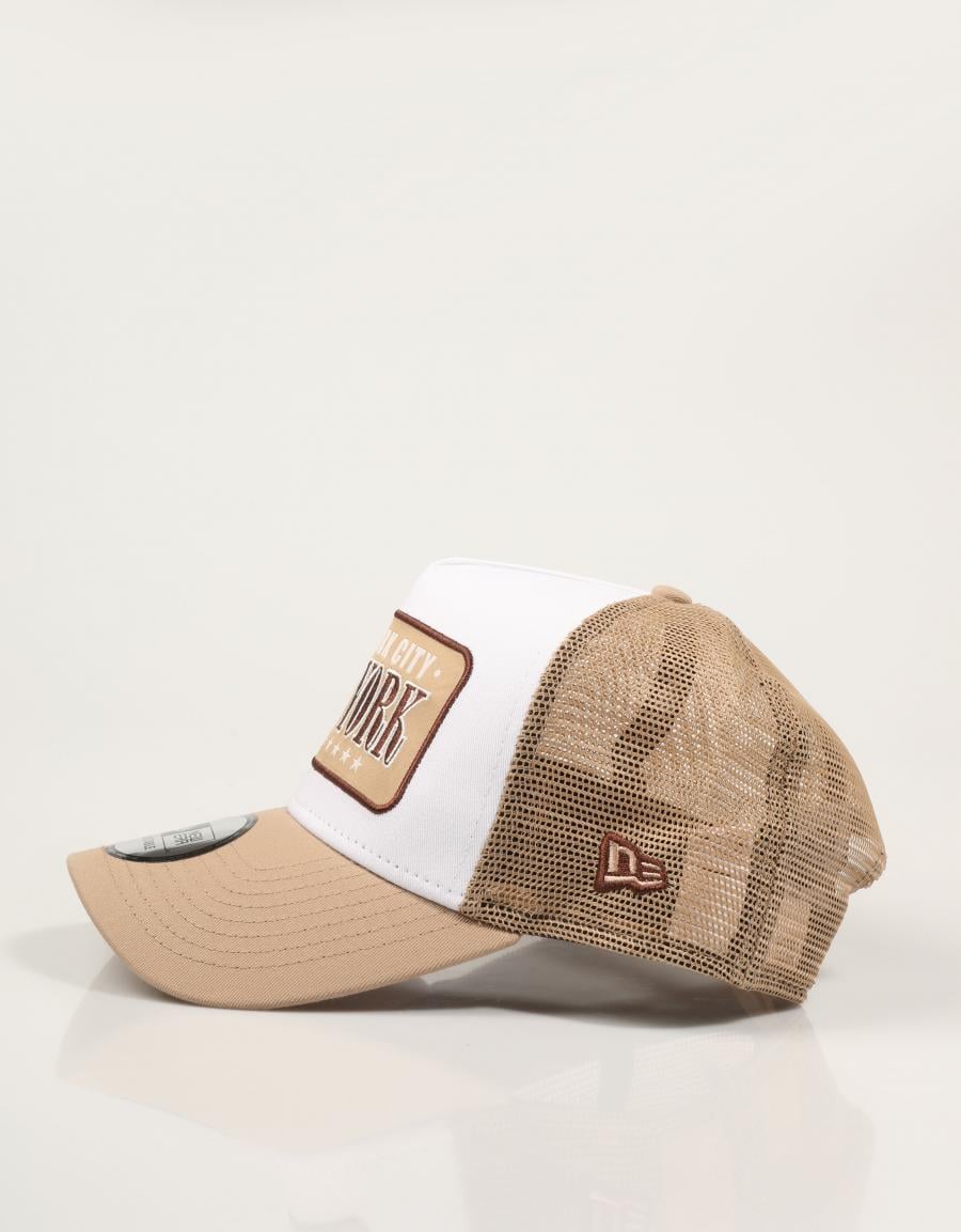 GORRA NEW ERA LOCATION PATCH TRUCKER en color Beige