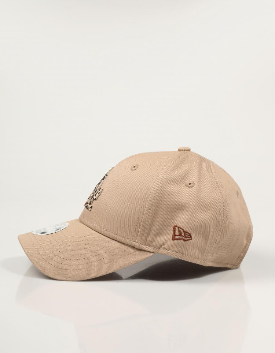 GORRA NEW ERA  en color Cuero