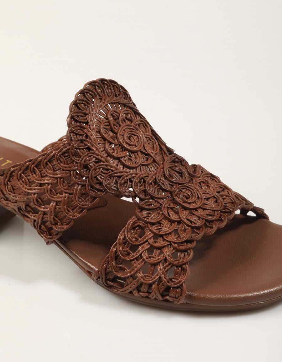 SANDALIAS HISPANITAS PALA CORDELA AVELLANA en color Marron