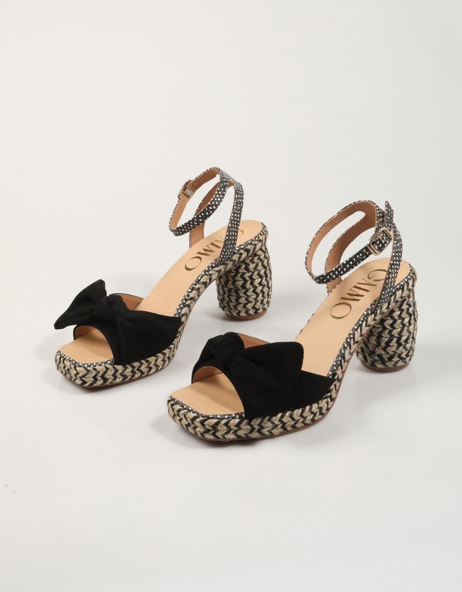 SANDALIAS GAIMO FENDA ANTE NEGRO en color Negro