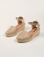 ALPARGATAS LUCIA VIGUERA VALENCIANA LEONOR ORO en color Beige
