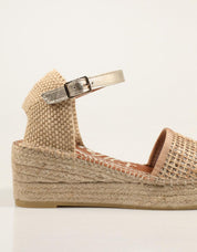 ALPARGATAS LUCIA VIGUERA VALENCIANA LEONOR ORO en color Beige