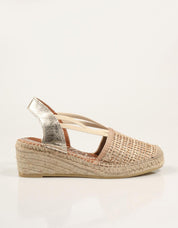 ALPARGATAS LUCIA VIGUERA VALENCIANA LEONOR ORO en color Beige