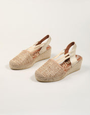 ALPARGATAS LUCIA VIGUERA VALENCIANA LEONOR ORO en color Beige