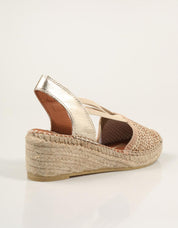 ALPARGATAS LUCIA VIGUERA VALENCIANA LEONOR ORO en color Beige