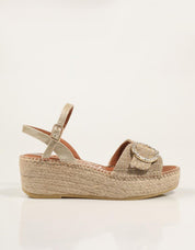 SANDALIAS LUCIA VIGUERA SANDALIA LOANA CAMELLO en color Beige