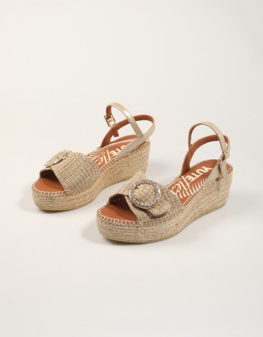 SANDALIAS LUCIA VIGUERA SANDALIA LOANA CAMELLO en color Beige