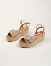 SANDALIAS LUCIA VIGUERA SANDALIA LOANA CAMELLO en color Beige