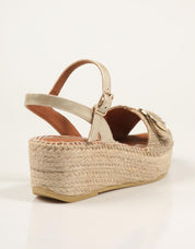SANDALIAS LUCIA VIGUERA SANDALIA LOANA CAMELLO en color Beige