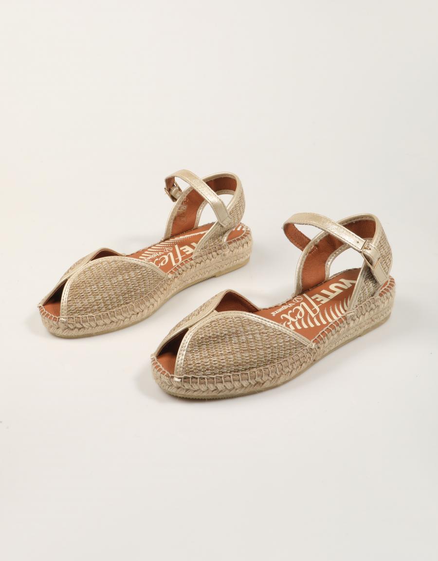 SANDALIAS LUCIA VIGUERA SANDALIA PLANA LOANA CAMELLO en color Beige