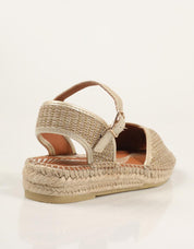 SANDALIAS LUCIA VIGUERA SANDALIA PLANA LOANA CAMELLO en color Beige