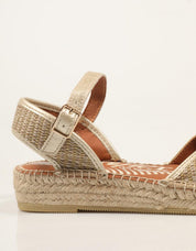 SANDALIAS LUCIA VIGUERA SANDALIA PLANA LOANA CAMELLO en color Beige