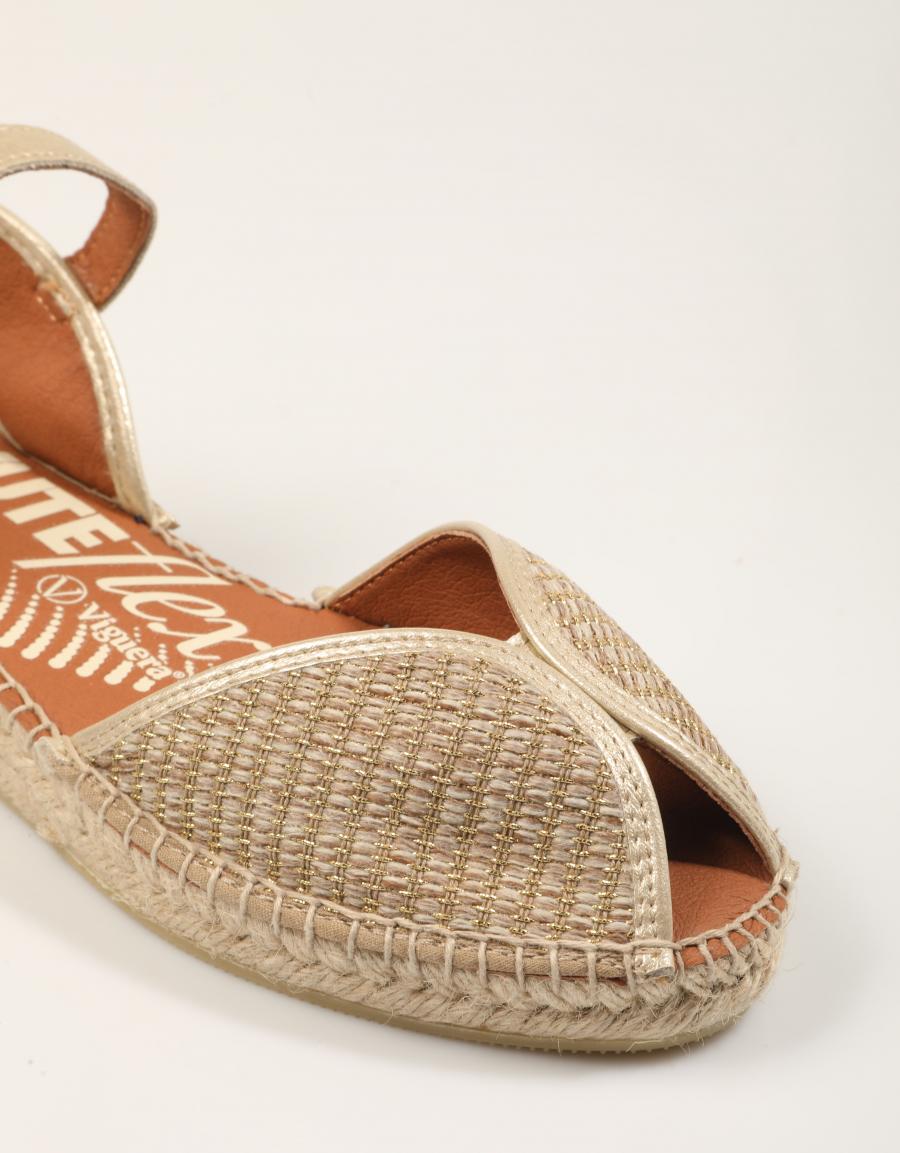 SANDALIAS LUCIA VIGUERA SANDALIA PLANA LOANA CAMELLO en color Beige